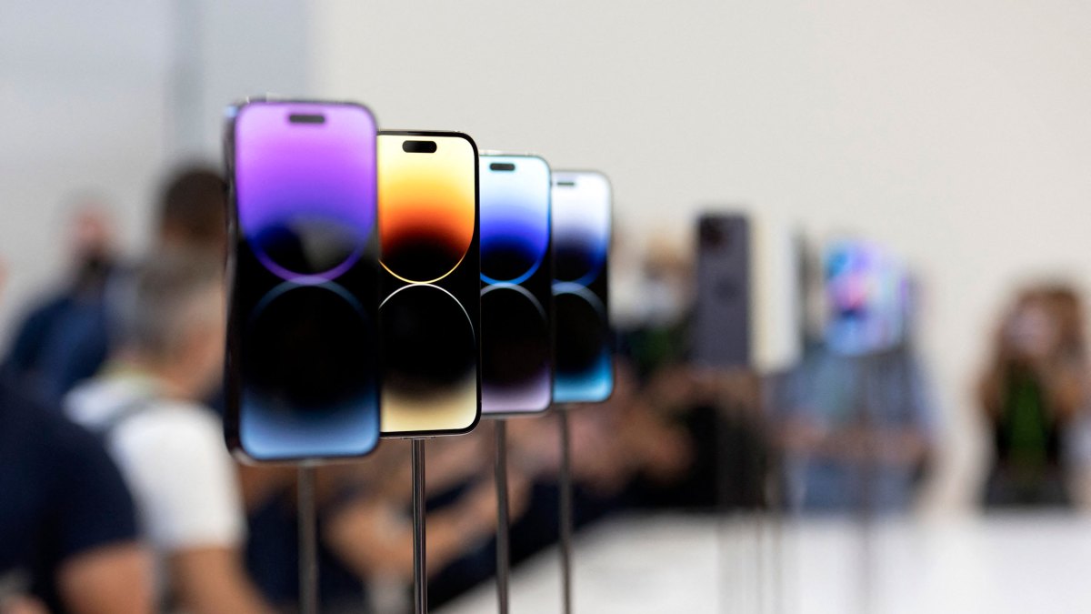 TOPSHOT - The new iPhone 14 and 14 Plus is displayed during a launch event for new products at Apple Park in Cupertino, California, on September 7, 2022. - Apple unveiled several new products including a new iPhone 14 and 14 Pro, three Apple watches, and new AirPod Pros during the event. (Photo by Brittany Hosea-Small / AFP) (Photo by BRITTANY HOSEA-SMALL/AFP via Getty Images)