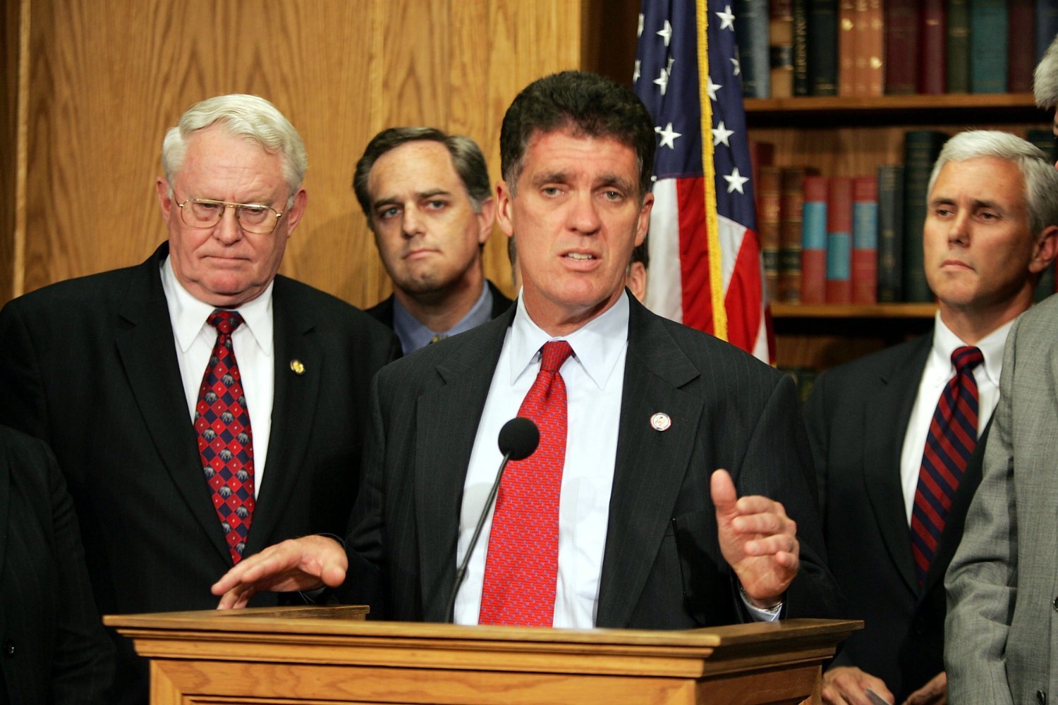 Former House Representative Dave Weldon (R-Florida) speaking at a press conference in 2005.